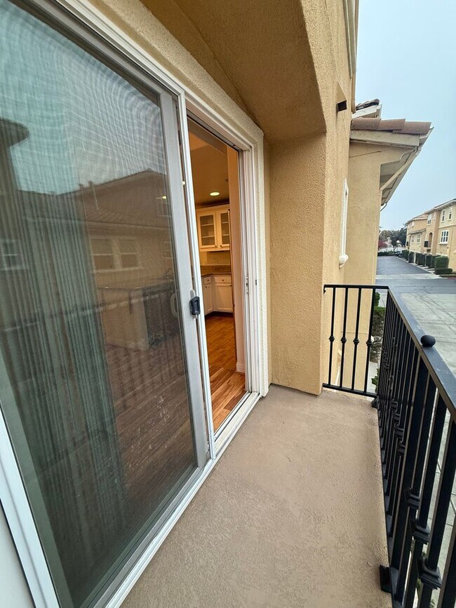 Building Photo - Spacious 1 bed 1 bath condo with loft Available now!