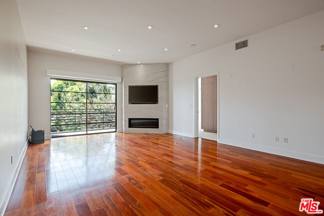 Building Photo - 8788 Shoreham Dr