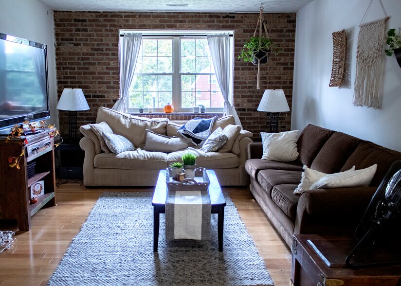 Building Photo - 144 E Woodruff Ave