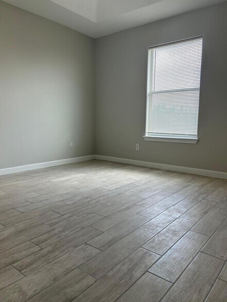 Building Photo - 1605 Omni