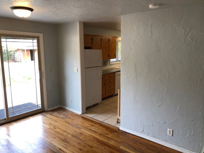 Building Photo - Updated 3 bedroom 1 1/2 bath home with a l...