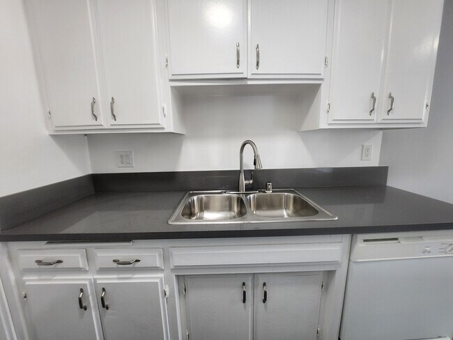 Building Photo - 425 N Hobart Blvd