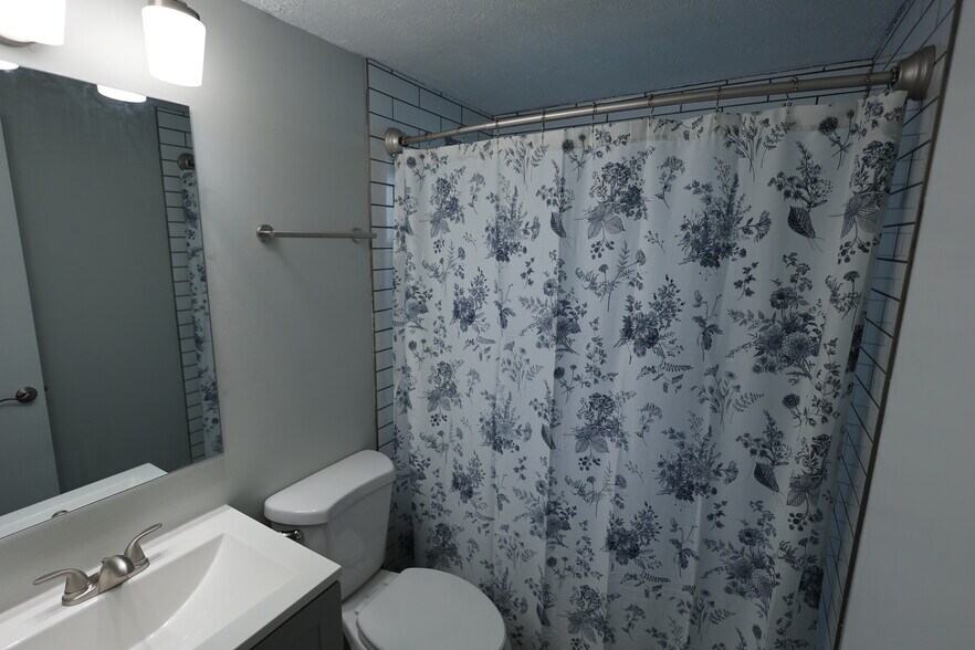 Building Photo - 617 Crill Ave