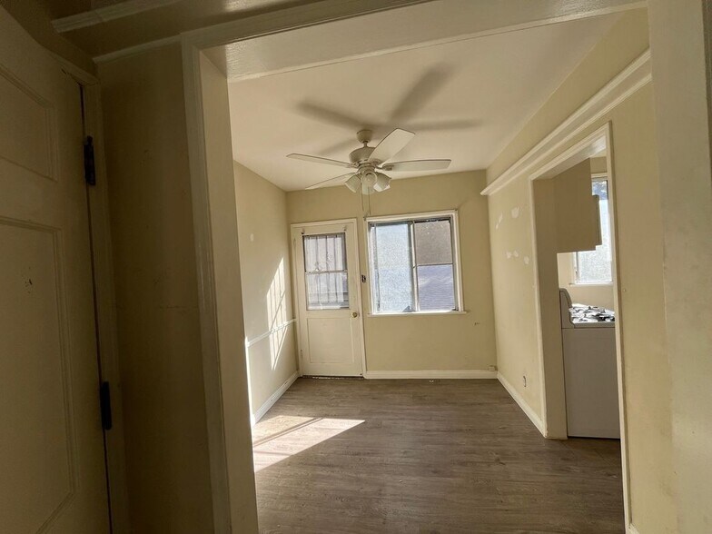 Building Photo - 126 N Maple St