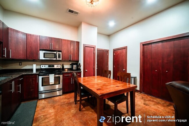 Building Photo - 1 br, 1.5 bath Condo - 2205 McKinney Stree...