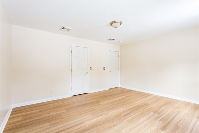 Building Photo - 270 New Braintree Rd