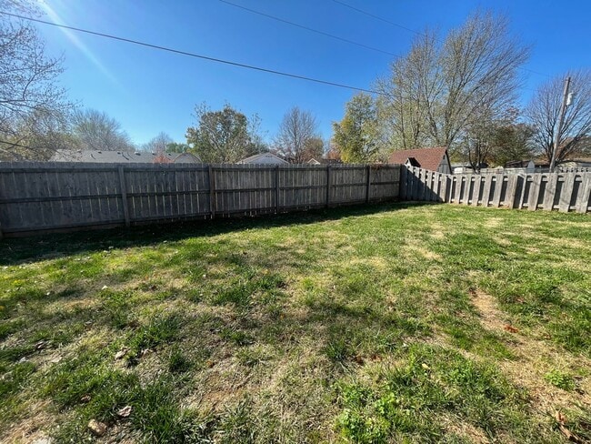Building Photo - 3 Bedroom with Garage! HOA PAID!
