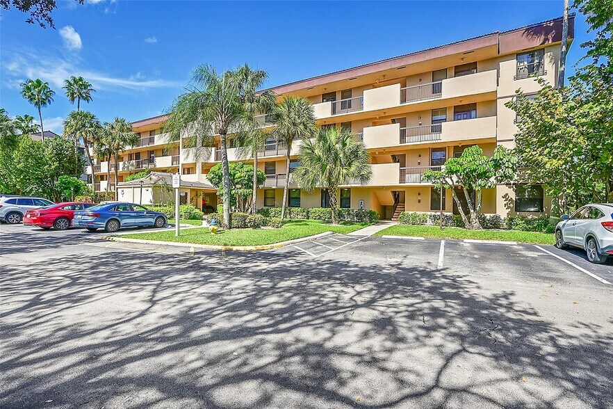 Building Photo - 2660 Carambola Cir N