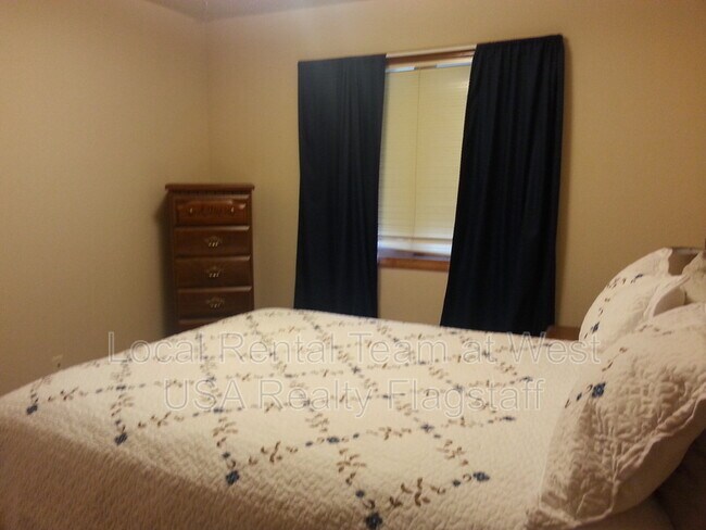 Building Photo - 5701 N Villa Cir