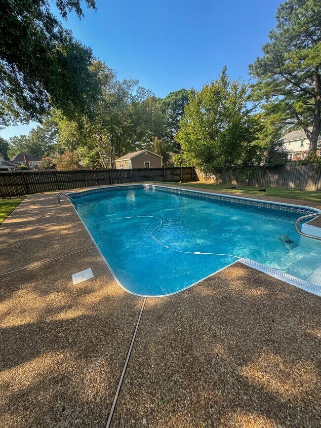 Building Photo - 2059 N Bridge Dr