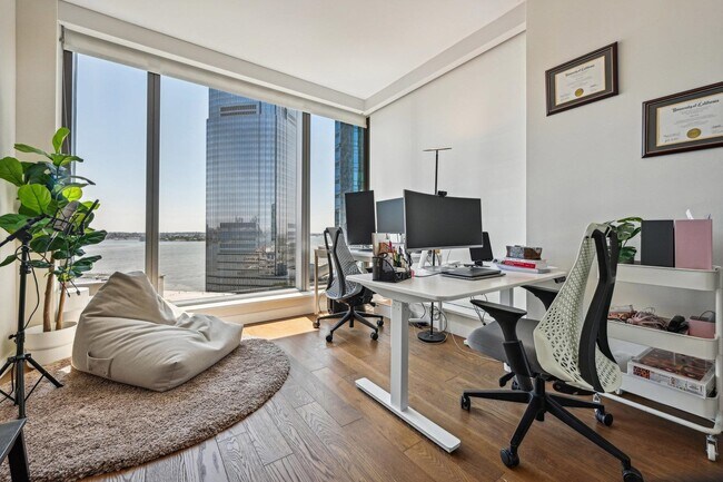 Building Photo - 99 Hudson St