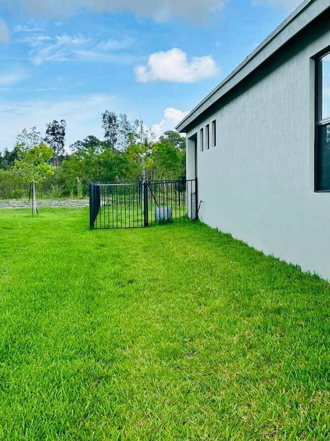 Building Photo - 5946 SE Sky Blue Cir