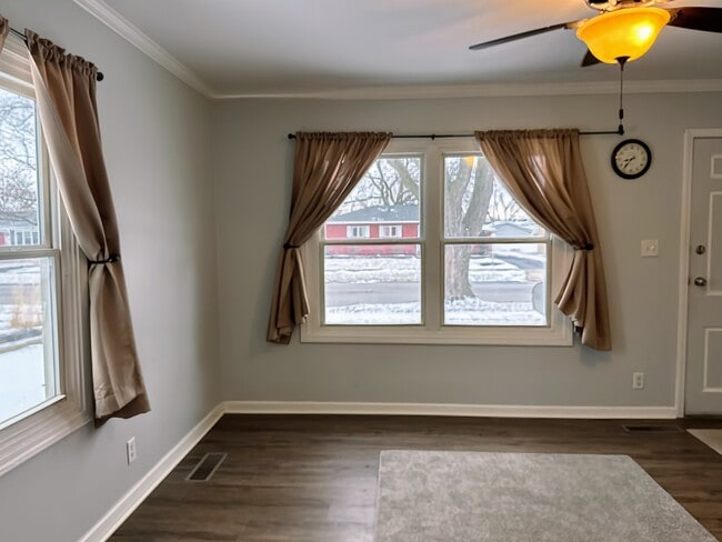 Building Photo - 905 Brentwood Dr