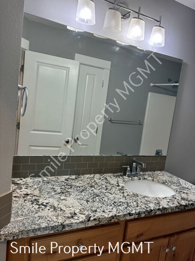 Building Photo - A beautiful 3 bedrooms and 2.5 bathrooms townhouse located in in Milwaukie city.