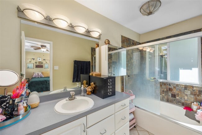 Building Photo - 2415 Dunlavy St