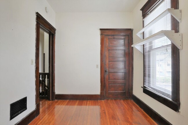 Building Photo - 4 Bedroom , 2 Bath Newly Renovated house -...