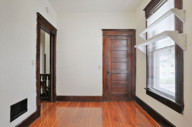 Building Photo - 4 Bedroom , 2 Bath Newly Renovated house - Right off of High St