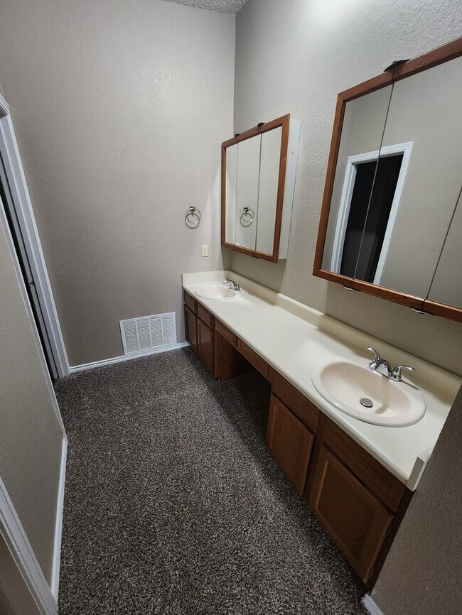 Building Photo - 3 bed 2 bath townhome, 1 car garage and 1 carport