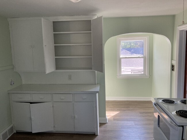 Building Photo - 1 Bedroom, 1 Bathroom Upper Duplex in Thir...
