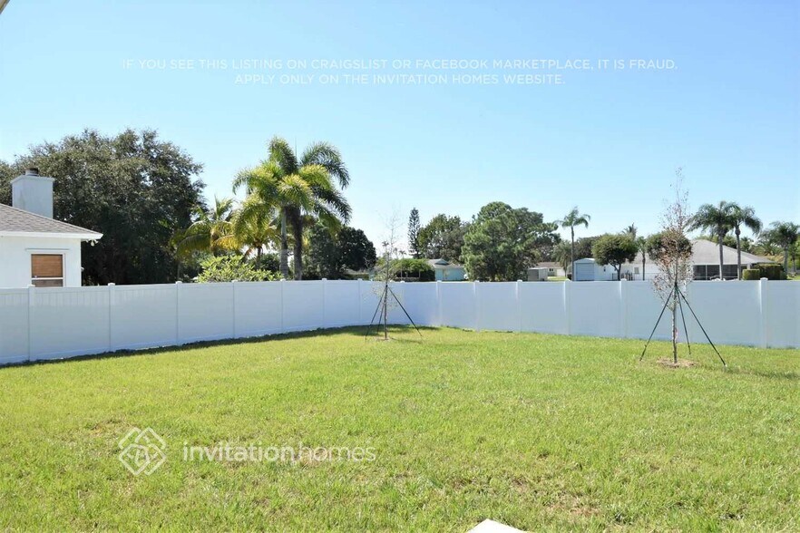 Building Photo - 2261 SE Heathwood Cir