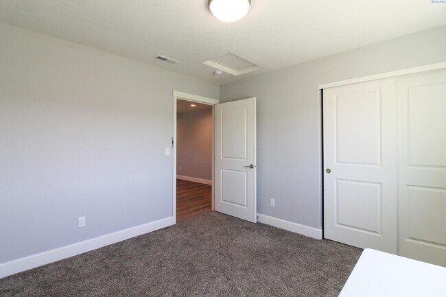 Building Photo - 4 Bed, 2.5 Bath House in South Kennewick