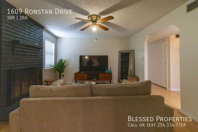 Building Photo - 1609 Ronstan Dr