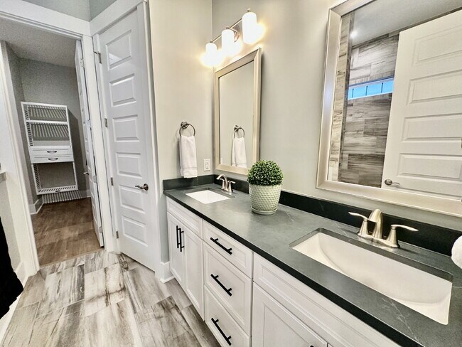 Building Photo - Beautiful Four Bedroom Fully Furnished Home Located in The Walk!