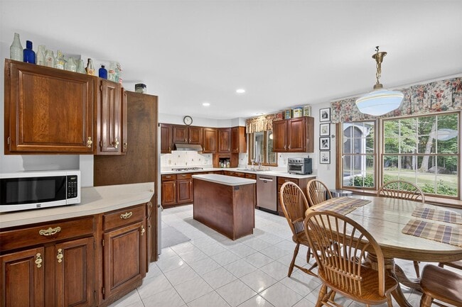 Building Photo - 92 Brook Hollow Dr