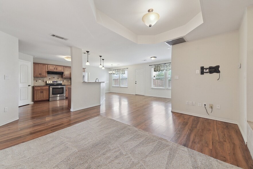 Building Photo - 2114 Iroquois Dr