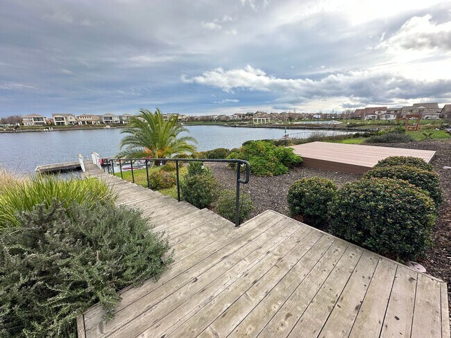 Building Photo - Stunning Lakefront River Islands Home