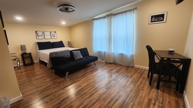 Building Photo - Welcome to the Cottage!