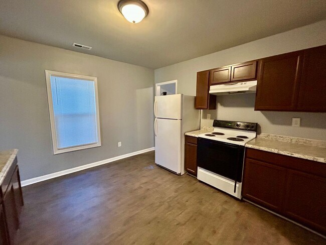 Building Photo - 1 Bedroom House Downtown!