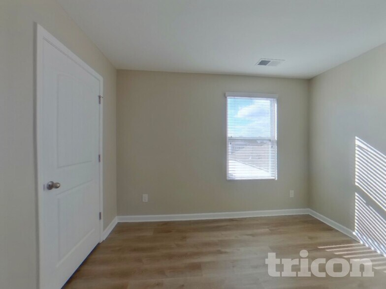 Building Photo - 753 Prominence Rd