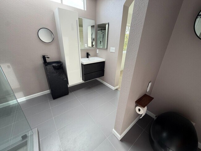 Building Photo - 5572 Tan Oak Dr