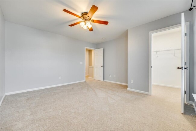 Building Photo - Fabulous 3 bedroom 2.5 bath townhome in Au...