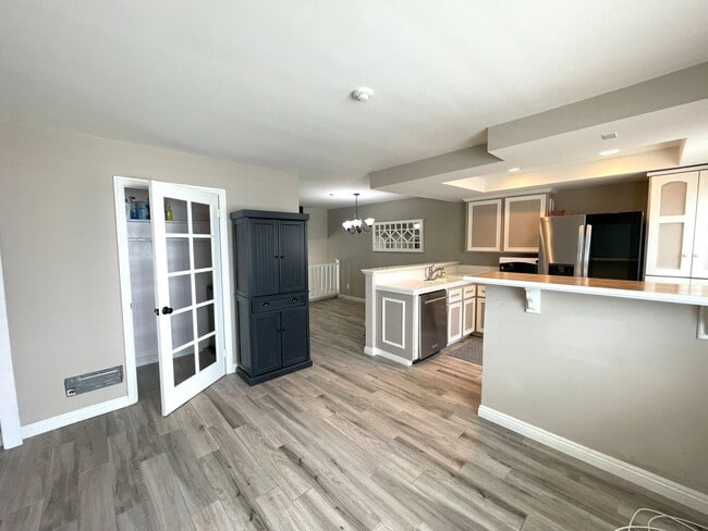 Building Photo - Updated 2 bedroom split level townhome