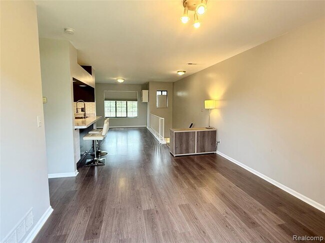 Building Photo - 1550 Meadowside Dr