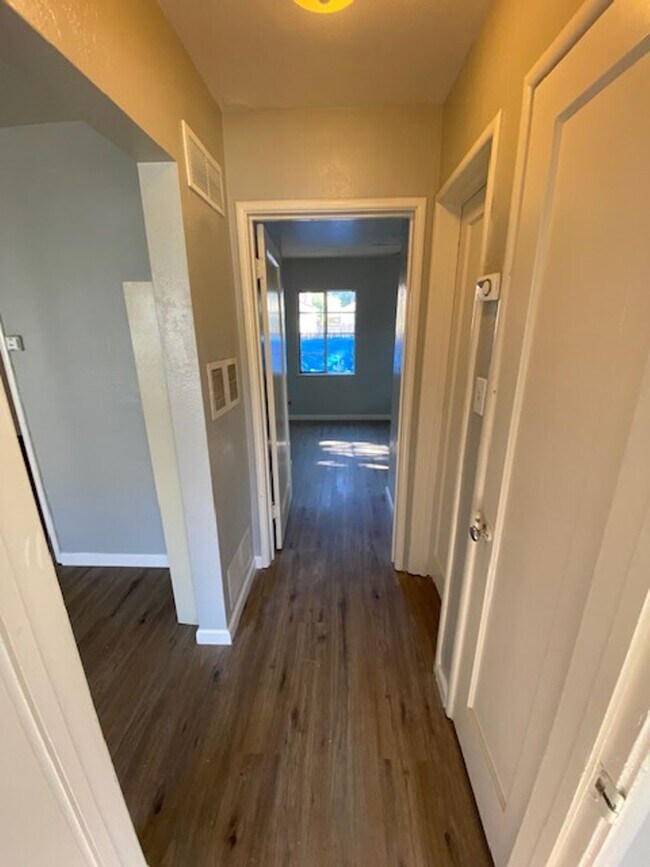 Building Photo - 460 E Wyandotte St