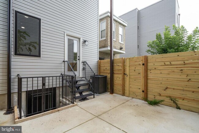 Building Photo - 528 W Berks St