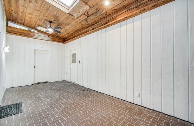 Building Photo - 1888 Saxony Ln