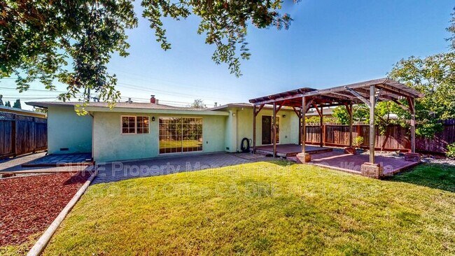 Building Photo - 652 Corlano Ave