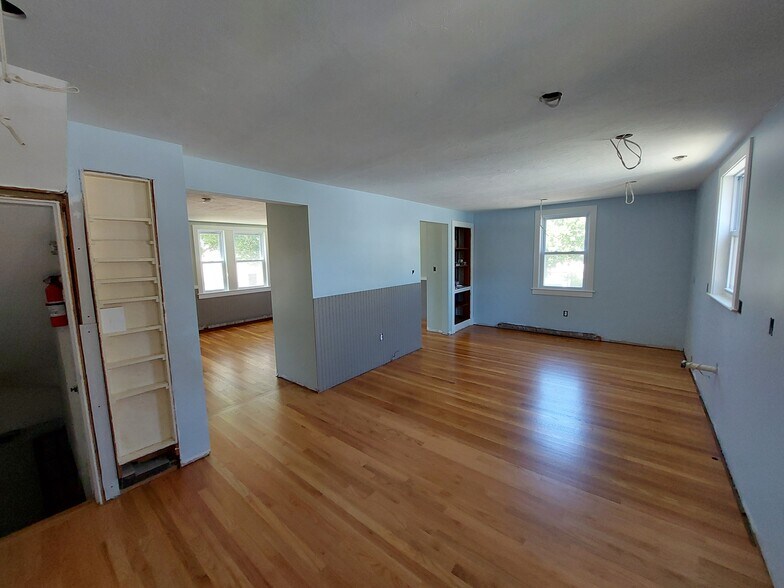 Eat-in kitchen with built-ins - 1 Dunklee St