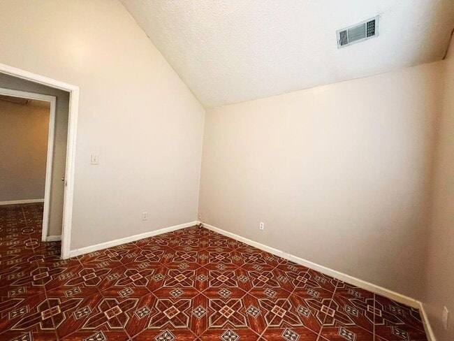 Building Photo - 5410 Twin Lakes Dr