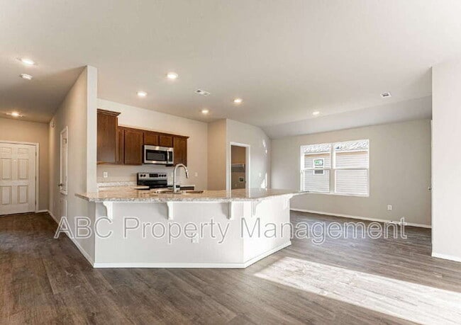 Building Photo - 4405 SW Sackett Ave