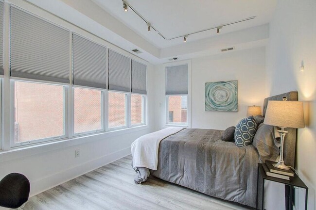 Building Photo - Marvelous Modern Mt Vernon One-Bedroom! - ...