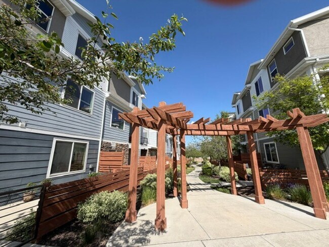 Building Photo - Spacious Townhome - 4 Bedrooms/3 Baths in South Jordan