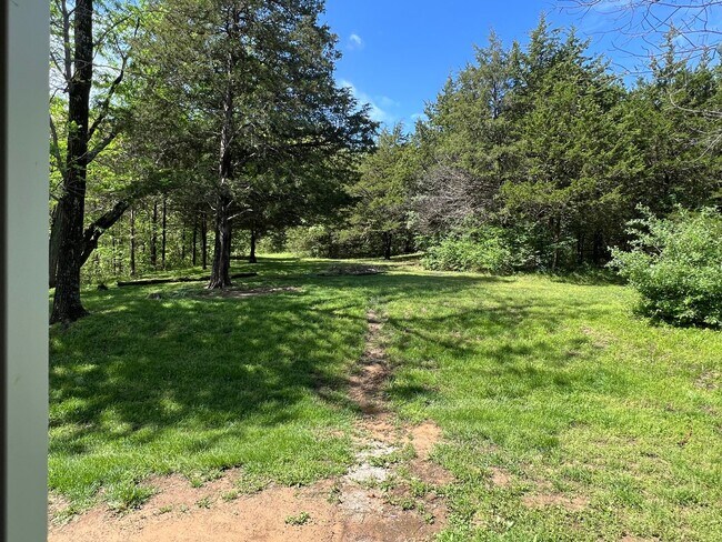 Building Photo - 3 bed, 2 bath, 2 car garage Home on 5 Acres