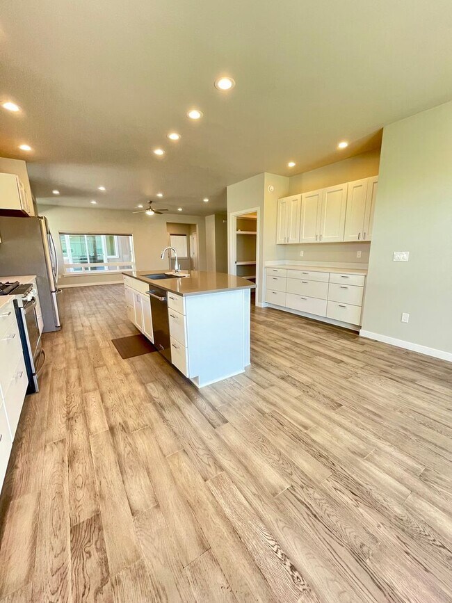 Building Photo - Flexible Living in North Ellensburg