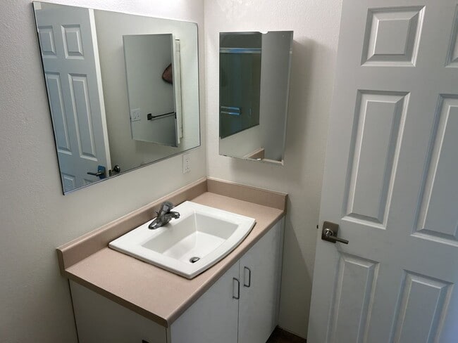 Building Photo - Spacious 2 Bed, 1.5 Bath, 900 Square Foot Apartment with Air Conditioning.