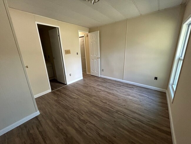 Building Photo - 2 Bedroom, 2 Bathroom- 153A Lone Oak Rd